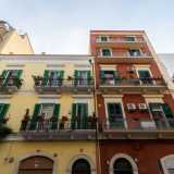 Proseguendo con lo sguardo all�ins� notiamo edifici di inizio 900 ocra e rossi con i loro eleganti fregi e decori liberty...